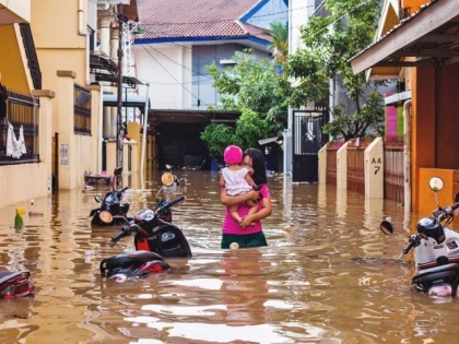 Indonesia New Year flood death toll doubles to 16, thousands stuck says official | इंडोनेशिया की राजधानी में बाढ़ से जनजीवन बेहाल, अब तक 43 लोगों की मौत, 1,92,000 अस्थायी शिविर में