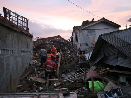 Indonesia's Java island earthquake 162 people died and hundreds injured Governor say | इंडोनेशिया के जावा द्वीप में भूकंप, 162 लोगों की मौत, सैकड़ों लोग घायल, दर्जनों इमारतें क्षतिग्रस्त