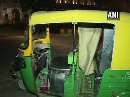 Indore Auto rickshaw driver smuggling beef Bajrang Dal workers beat up accused handed him over mp police | इंदौर: ऑटो रिक्शा चालक पर गोमांस की तस्करी का संदेह, बजरंग दल के कार्यकर्ताओं ने पिटाई कर आरोपी को किया पुलिस के हवाले