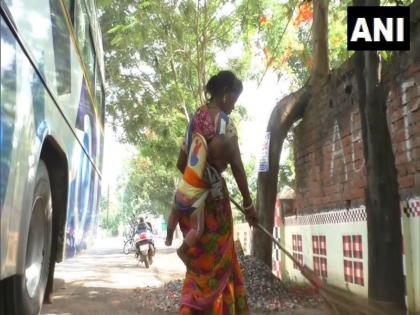 Indore BJP councilor husband sandeep chauhan beaten up fiercely police station after allegation female sweeper | इंदौर: भाजपा पार्षद के पति की थाने में हुई जमकर पिटाई, महिला सफाई कर्मचारी के आरोप के बाद हुई मारपीट