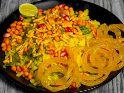 Indore Seat Lok Sabha Elections 2024 Chappan Dukaan 3000 voter Indore Treats Voters Free Ice-Creams and Poha Jalebi Casting Their Votes see video | Indore Seat Lok Sabha Elections 2024: पहले वोट फिर पोहा-जलेबी, इंदौर में 3000 लोगों की बल्ले-बल्ले, देखें वीडियो