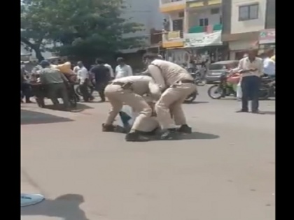 Madhya Pradesh Indore two policemen suspended for thrashing man for not wearing mask | मास्क नहीं पहनने पर शख्स की बीच सड़क पर बर्बरता से पिटाई, वीडियो वायरल, दो पुलिसकर्मी निलंबित