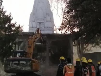 Indore temple incident: administration removed encroachment at temple premises, idols shifted to another temple | इंदौर: बेलेश्वर महादेव झूलेलाल मंदिर परिसर में अवैध निर्माण हटाने के लिए चला बुलडोजर, मूर्तियां दूसरे मंदिर में पहुंचाई गईं, 36 लोगों की मौत के बाद कार्रवाई