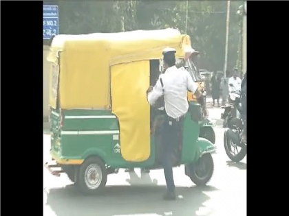 Indore's dancing coop beat up autorickshaw driver, video goes viral | इंदौर के डांसिंग कॉप ने ऑटोरिक्शा चालक को पीटा, वीडियो वायरल