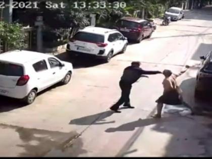 Indore Viral DSP Video wearing towel DSP Vedanta Sharma beats neighbor garbage car and house watch video | Indore Viral DSP Video: तौलिया पहने डीएसपी वेदांत शर्मा ने पड़ोसी से किया झगड़ा, कार और घर पर कचरा गिरने पर विवाद, देखें वीडियो