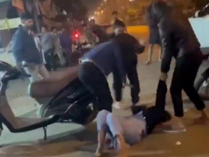 In Indore, a group of girls publicly thrashed the woman with belts, kicks and punches video went viral | इंदौर में लड़कियों के समूह ने महिला को सरेआम बेल्ट, लात-घूंसों से पीटा, वीडियो वायरल, मामला दर्ज कर जांच में जुटी पुलिस