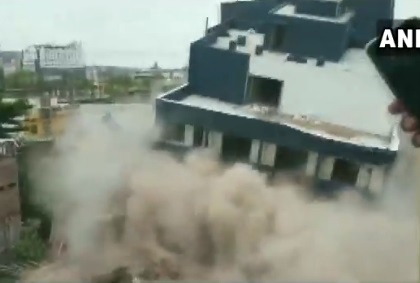 An illegal building was demolished by Municipal Corporation at Kamdhenu Nagar in Indore | जानें आखिर क्यों नगर निगम ने चार मंजिला नई बिल्डिंग ढाह दी, देखें वीडियो