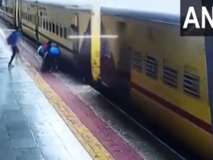 woman was trying to board a moving train passengers saved her life in indore see viral video | मध्यप्रदेश : चलती ट्रेन में चढ़ने की कोशिश में नीचे गिरी महिला, आरपीएफ जवान ने ऐसे बचाई जान, वीडियो वायरल
