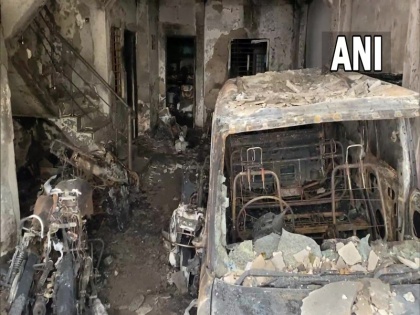 Massive fire in Indore building 7 killed 11 injured Many vehicles were also destroyed | इंदौर की इमारत में भीषण आग, 7 लोगों की मौत, 11 घायल; कई गाड़ियां भी हुईं खाक