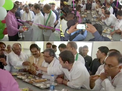 Karnataka: Congress President Rahul Gandhi inaugurated Indira Canteen in Kollegala | राहुल ने किया एक और इंदिरा कैंटीन का उद्घाटन, '40 रुपये में तीनों वक्त का खाना'