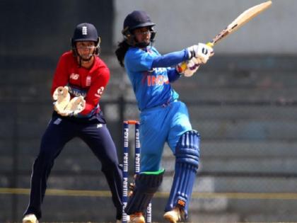t20 tri series smriti mandhana fifty in vain england beat india by 7 wickets | टी20 ट्राई सीरीज: बेकार गई मंधाना की आतिशी फिफ्टी, इंग्लैंड ने 7 विकेट से हराया