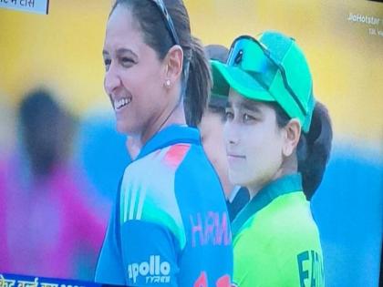 INDW vs PAKW: Harmanpreet Kaur did not shake hands with Fatima Sana during the India-Pakistan Women's World Cup match, video | INDW vs PAKW: महिला विश्व कप के भारत-पाक मैच में हरमनप्रीत कौर ने फातिमा सना से नहीं किया हैंडशेक, Video
