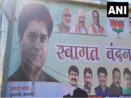 Madhya Pradesh: Ink thrown on picture of Jyotiraditya Scindia on poster in Bhopal | MP Taza Khabar: भोपाल में ज्योतिरादित्य सिंधिया का विरोध, स्वागत में लगे पोस्टर पर स्याही फेंककर फाड़ा Madhya Pradesh: Ink thrown on picture of Jyotiraditya Scindia on poster in Bhopal | MP Taza Khabar: भोपाल में ज्योतिरादित्य सिंधिया का विरोध, स्वागत में लगे पोस्टर पर स्याही फेंककर फाड़ा