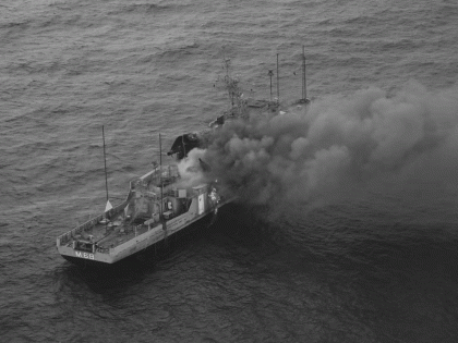 INS Kora Indian Navy's Guided Missile Bay of Bengal Target ship damaged flames see video | भारतीय नौसेना ने आईएनएस कोरा से दागी मिसाइल, धुआं-धुआं हुआ टारगेट, देखिए वीडियो