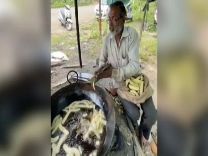 blind man selling banana chips by nashik road internet says respect for his hard work see viral video | आंखे खोने के बाद भी ये बुजुर्ग करते हैं कड़ी मेहनत, लोगों ने कहा - ऐसे समर्पण को नमन, वीडियो वायरल