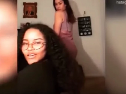 viral video daughters hot danc in front of camera mum scolded with slippers | बेटियां कर रही थीं ऐसा डांस कि देखते ही भड़क गई माँ, चप्पल उतार कर दी धुनाई, वीडियो हुआ वायरल