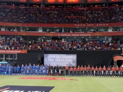 Pahalgam terror attack live ipl 2025 no music, cheerleaders, fireworks match Mumbai and Sunrisers players wore black bands see video | Pahalgam terror attack: मैच से संगीत, चीयरलीडर, आतिशबाजी गायब, खिलाड़ियों ने बांधी काली पट्टी, आतंकवादी हमले के पीड़ितों के प्रति शोक