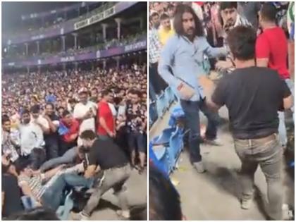 DC vs SRH ipl fierce kicking and punching between spectators in Delhi fight video viral | DC vs SRH मैच के दौरान दिल्ली में दर्शकों के बीच जमकर चले लात-घूंसे, इस वजह से हुई लड़ाई, वीडियो वायरल