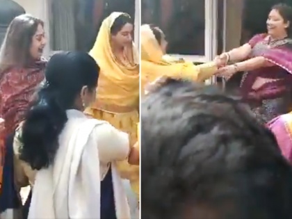smriti irani harsimrat kaur kiran kher dance video viral after budget celebration | कैबिनेट मंत्री स्मृति ईरानी और हरसिमरत कौर ने किरण खेर के साथ यूं किया गिद्दा, वायरल हुआ 'बजट पार्टी' का वीडियो