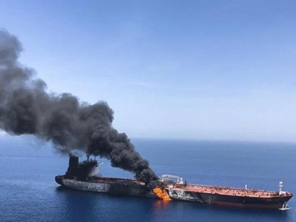 An explosion has struck an Iranian oil tanker off Saudi Arabia's coast : Iran's state-run news agency | सऊदी अरब के जेद्दा बंदरगाह के पास ईरानी तेल टैंकर में विस्फोट, मिसाइल हमले की आशंका