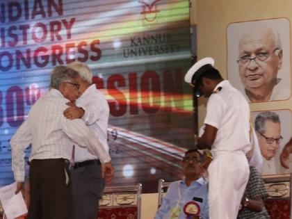 Viral News: Historian Irfan Habib clashes with CM of Kerala, #ArifMohammadKhan trends on Twitter | मंच पर चढ़ केरल के सीएम से भिड़े इतिहासकार इरफान हबीब, ट्विटर पर ट्रेंड हुए #आरिफ मोहम्मद खान, जानें रिएक्शंस Viral News: Historian Irfan Habib clashes with CM of Kerala, #ArifMohammadKhan trends on Twitter | मंच पर चढ़ केरल के सीएम से भिड़े इतिहासकार इरफान हबीब, ट्विटर पर ट्रेंड हुए #आरिफ मोहम्मद खान, जानें रिएक्शंस