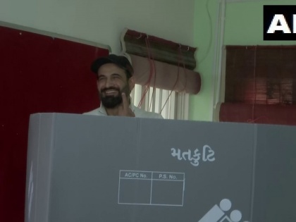 Gujarat Election 2022 Former cricketers Yusuf Pathan Irfan Pathan along family members cast votes polling booth in Vadodara appeal people come out and vote | Gujarat Election 2022: पूर्व भारतीय क्रिकेटर युसूफ और इरफान पठान ने वोट डाला, कहा-लोग घर से निकले और वोट जरूर करें