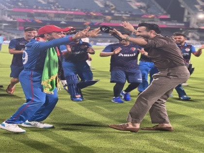world cup 2023 PAK vs AFG Irfan Pathan danced vigorously with Rashid Khan after Pakistan defeat fans were happy after watching the video | PAK vs AFG: पाकिस्तान की हार के बाद राशिद खान के साथ जमकर नाचे इरफान पठान, वीडियो देख फैन्स हुए खुश
