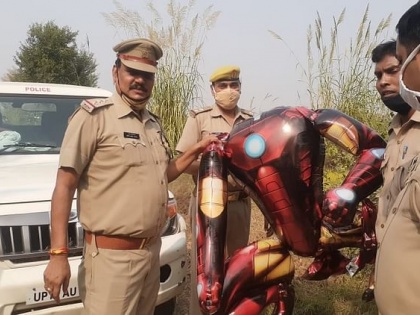 Greater Noida: Seeing 'alien-like object' in the sky, people fly away, turns out to be 'Iron Man' shaped balloon | ग्रेटर नोएडा: आसमान में ‘एलियन जैसी वस्तु’ को देख लोगों के उड़े होश, जांच में निकला ‘आयरन मैन’ के आकार का गुब्बारा