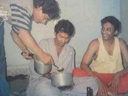 bollywood actor Irrfan Khan old picture with friends goes viral on social media | फैंस के दिलों में हमेशा जिंदा रहेंगे इरफान खान, दोस्तों के साथ खाना खाते तस्वीर वायरल