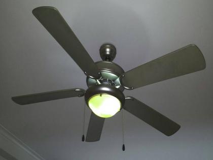 Is sleeping under the fan bad for health Read experts opinion and its options | रातभर पंखे के नीचे सोना सेहत के लिए हानिकारक? पढ़ें एक्सपर्ट्स की राय और इसके विकल्प