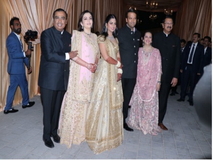 Isha Ambani and Anand Piramal reception photo in Mumbai | ईशा अंबानी और आनंद पीरामल के वेडिंग रिसेप्शन की तस्वीर आई सामने, कुछ इस अंदाज नें नजर आए दोनों 