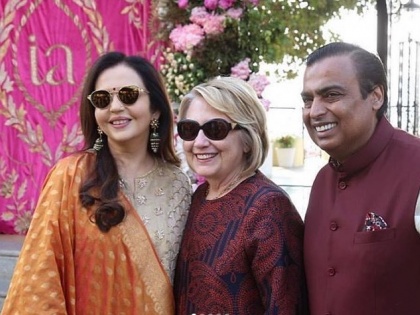 Hillary Clinton Spotted In Udaipur for isha ambani and anand piramal wedding | ईशा अंबानी की शादी समारोह में हिस्सा लेने पहुंची हिलेरी क्लिंटन, वीडियो में देखें अंबानी परिवार ने कैसे किया स्वागत