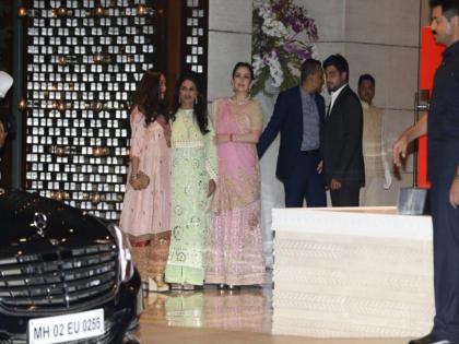 isha Ambani engagement party held at Antila mumbai | मुकेश अंबानी की बेटी ईशा की सगाई का एंटीलिया में मना जश्न, शामिल हुईं कई शख्सियतें isha Ambani engagement party held at Antila mumbai | मुकेश अंबानी की बेटी ईशा की सगाई का एंटीलिया में मना जश्न, शामिल हुईं कई शख्सियतें