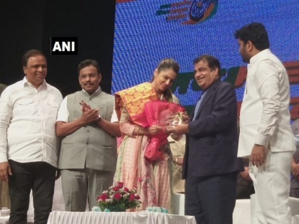 isha koppikar joins bharatiya janata party in the presence of union transport minister nitin gadkari in mumbai | बॉलीवुड छोड़ राजनीति में पहुंची ये एक्ट्रेस, बीजेपी में शामिल होने के बाद मिली ये अहम जिम्मेदारी
