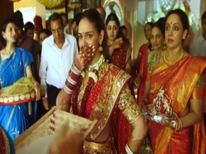 When Dharam Hema gave a tearful vidai to daughter Esha Deol Wedding | VIDEO: बेटी ईशा देओल की व‍िदाई पर खूब रोए थे धर्मेंद्र और हेमा मालिनी, पुराना वीडियो हो रहा वायरल