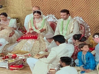 isha ambani anand piramal wedding inside photo | आनंद ने मंडप में कुछ इस अंदाज में दुल्हन ईशा का किया स्वागत, भावुक हो गया हर कोई