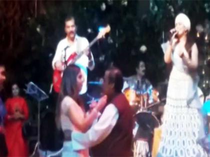 mukesh ambani and isha ambani dance nita ambani dance video viral | बेटी ईशा के साथ मुकेश अंबानी ने इस अंदाज में किया डांस, वीडियो हुआ वायरल mukesh ambani and isha ambani dance nita ambani dance video viral | बेटी ईशा के साथ मुकेश अंबानी ने इस अंदाज में किया डांस, वीडियो हुआ वायरल