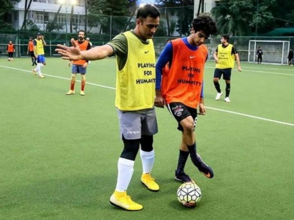 MS Dhoni plays football with Dhadak star Ishaan Khatter | 'धड़क' स्टार ईशान खट्टर के साथ फुटबॉल खेलते दिखे धोनी, तस्वीरें सोशल मीडिया पर हुईं वायरल