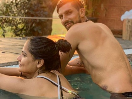 Indian pacer Ishant Sharma enjoying holiday with wife Pratima Singh, share hot photos on Instagram | नए साल पर पत्नी के साथ स्विमिंग पूल में नजर आए इशांत शर्मा, सोशल मीडिया पर शेयर की हॉट तस्वीरें