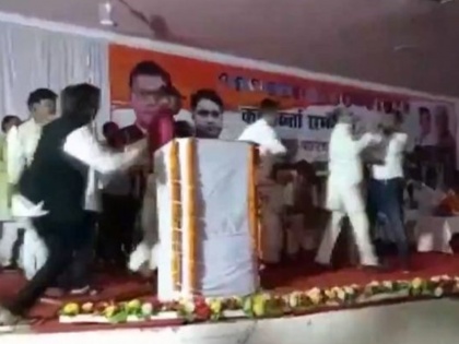 on camera chhattisgarh congress leaders get into ugly fight ts singh deos supporter pushed from stage | छत्तीसगढ़ कांग्रेस नेताओं के बीच कार्यक्रम के दौरान हुआ बवाल, टीएस सिंह देव के समर्थक को मंच से धकेला गया