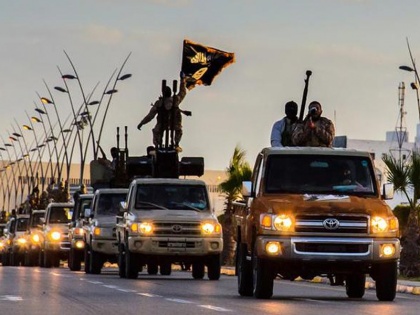 These Toyota hilux trucks Land Cruisers suv are popular with isis terrorists | ISIS आतंकियों के बीच पॉपुलर हैं टोयोटा की ये खास गाड़ियां, कंपनी पर भी उठ चुके हैं कई सवाल
