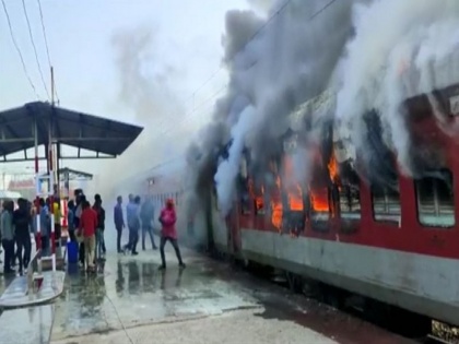 Fire breaks out in empty train at Bihar's Madhubani railway station | बिहार के मधुबनी रेलवे स्टेशन पर धूं-धूं जल उठी ट्रेन, कई बोगियां खाक, आग बुझाने का काम जारी