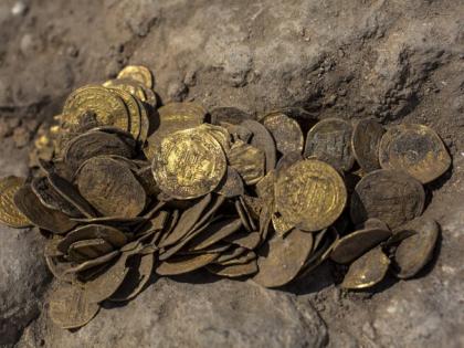 1,100-year-old gold coins stashed away in clay vessel unearthed in Israel | इजराइलः इस्लामी काल, सोने के सिक्कों का खजाना मिला, 425 सिक्के मिले, 1100 साल पहले अब्बासिद काल के