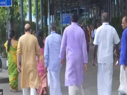 ISRO scientists team at Tirupati Temple with miniature model of Chandrayaan-3 to offer prayers | Chandrayaan-3: चंद्रयान-3 की सफलता के लिए प्रार्थना करने मंदिर पहुंची इसरो के वैज्ञानिकों की टीम...देखें वीडियो