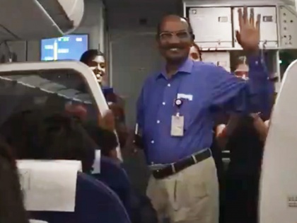 Video: ISRO Chief's welcome for flight amidst thunderous applause, competition for selfies | Video: इसरो चीफ के सिवन का फ्लाइट में तालियों की गड़गड़ाहट के बीच हुआ स्वागत, सेल्फी लेने के लिए मची होड़ 