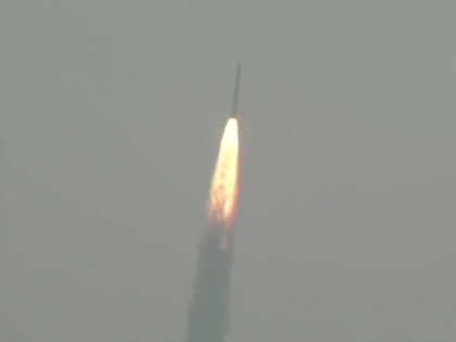isro pslv c45 emisat successfully launched and placed in space from sriharikota | इसरो ने किया रक्षा उपग्रह EMISAT का सफल प्रक्षेपण, भारत अब आसामान से रख सकेगा दुश्मन पर नजर