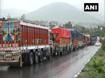 issue stopping and dispatching about 10,000 trucks laden with apples is still hot in jammu kashmir | JK: सेब से लदे करीब 10 हजार ट्रकों को रोकने और रवाना करने का मुद्दा अभी है गर्म, जानें प्रशासन ने क्या कहा