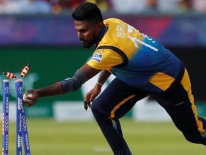 Sri Lanka bowler Isuru Udana’s show of sportsmanship wins internet | श्रीलंकाई गेंदबाज ने चोटिल बल्लेबाज को नहीं किया रन आउट, वीडियो वायरल होने के बाद जमकर हो रही है तारीफ
