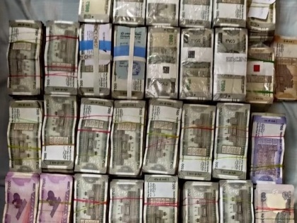 income tax department raid against karnataka former deputy CM, 5 crore cash siezed | कर्नाटक के पूर्व उपमुख्यमंत्री जी परमेश्वर एवं अन्य के खिलाफ आयकर विभाग की छापेमारी में पांच करोड़ नकद जब्त