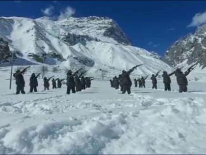 Viral Video ITBP jawans train in -25 degrees amid snow high altitude Uttrakhand border see | वायरल वीडियोः आईटीबीपी जवानों ने -25 डिग्री सेल्सियस के बीच ली ट्रेनिंग, जोर-जोर से चिल्लाते दिखे, देखें